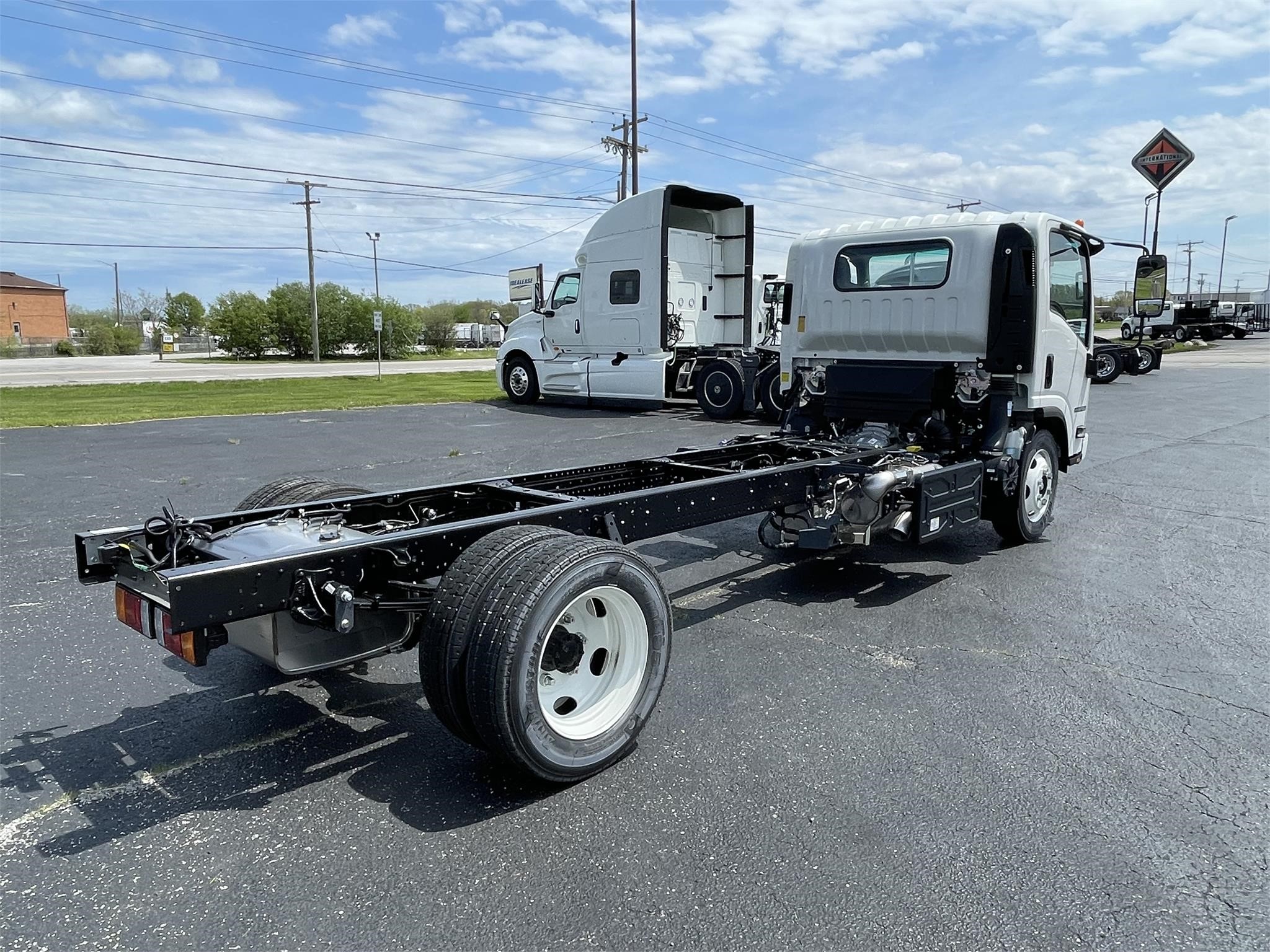 2024 ISUZU NPR XD - image 4 of 6