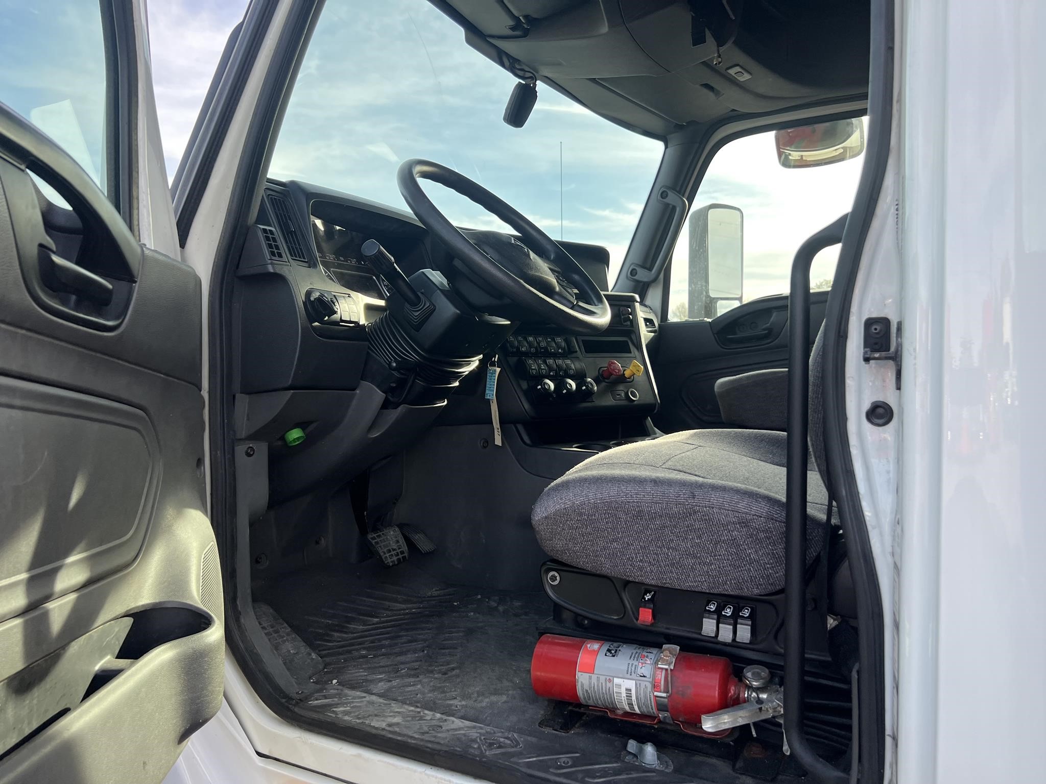 2019 INTERNATIONAL LT - image 6 of 6