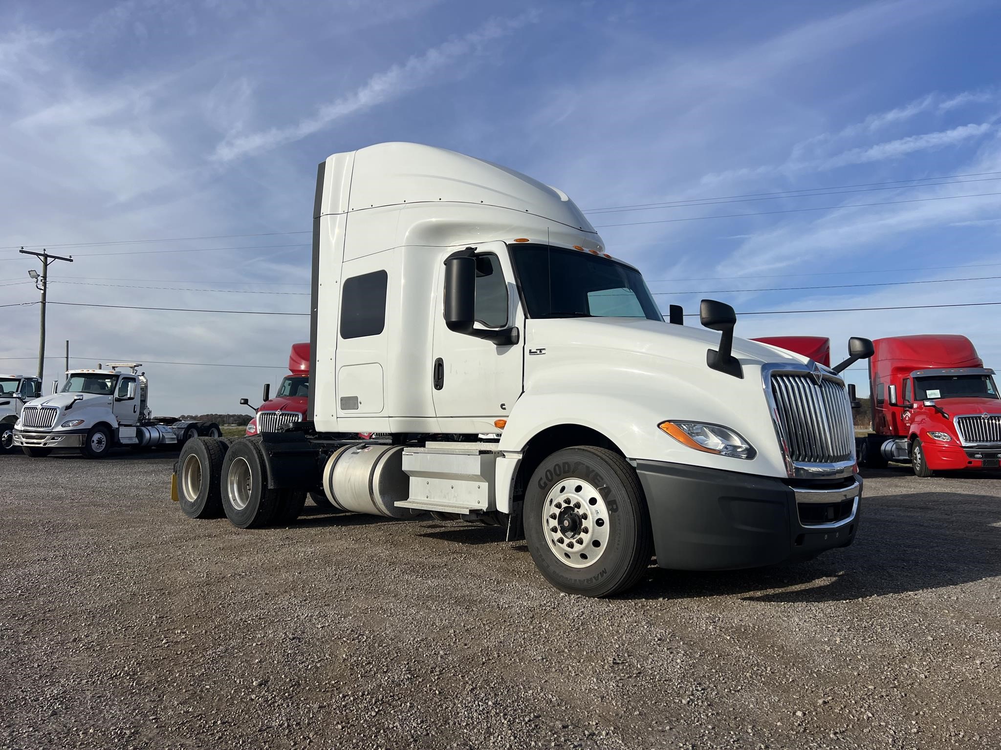 2019 INTERNATIONAL LT - image 2 of 6