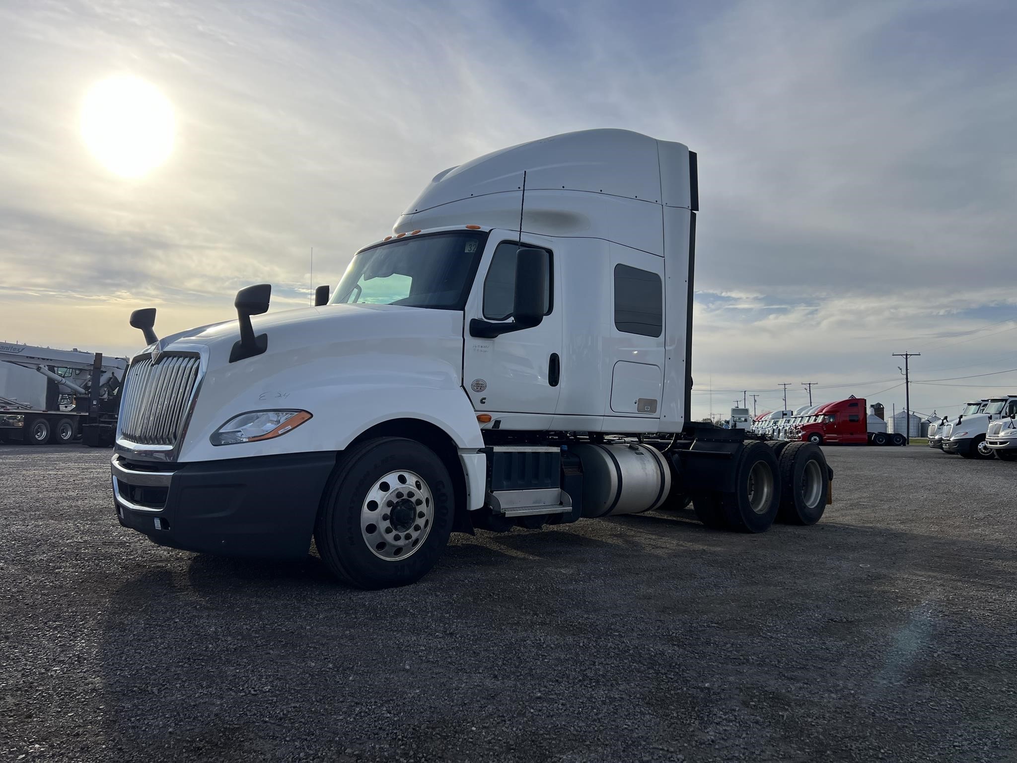 2019 INTERNATIONAL LT - image 3 of 6