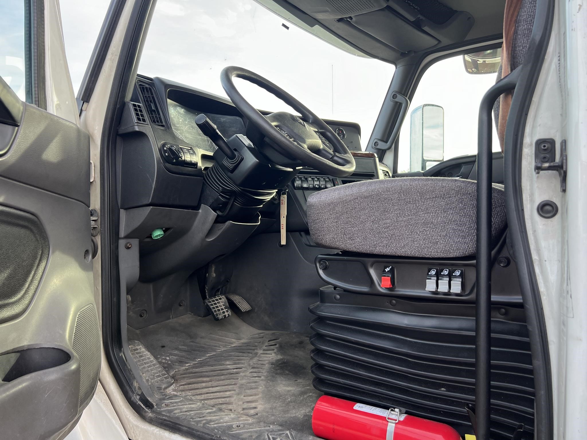 2019 INTERNATIONAL LT - image 3 of 6