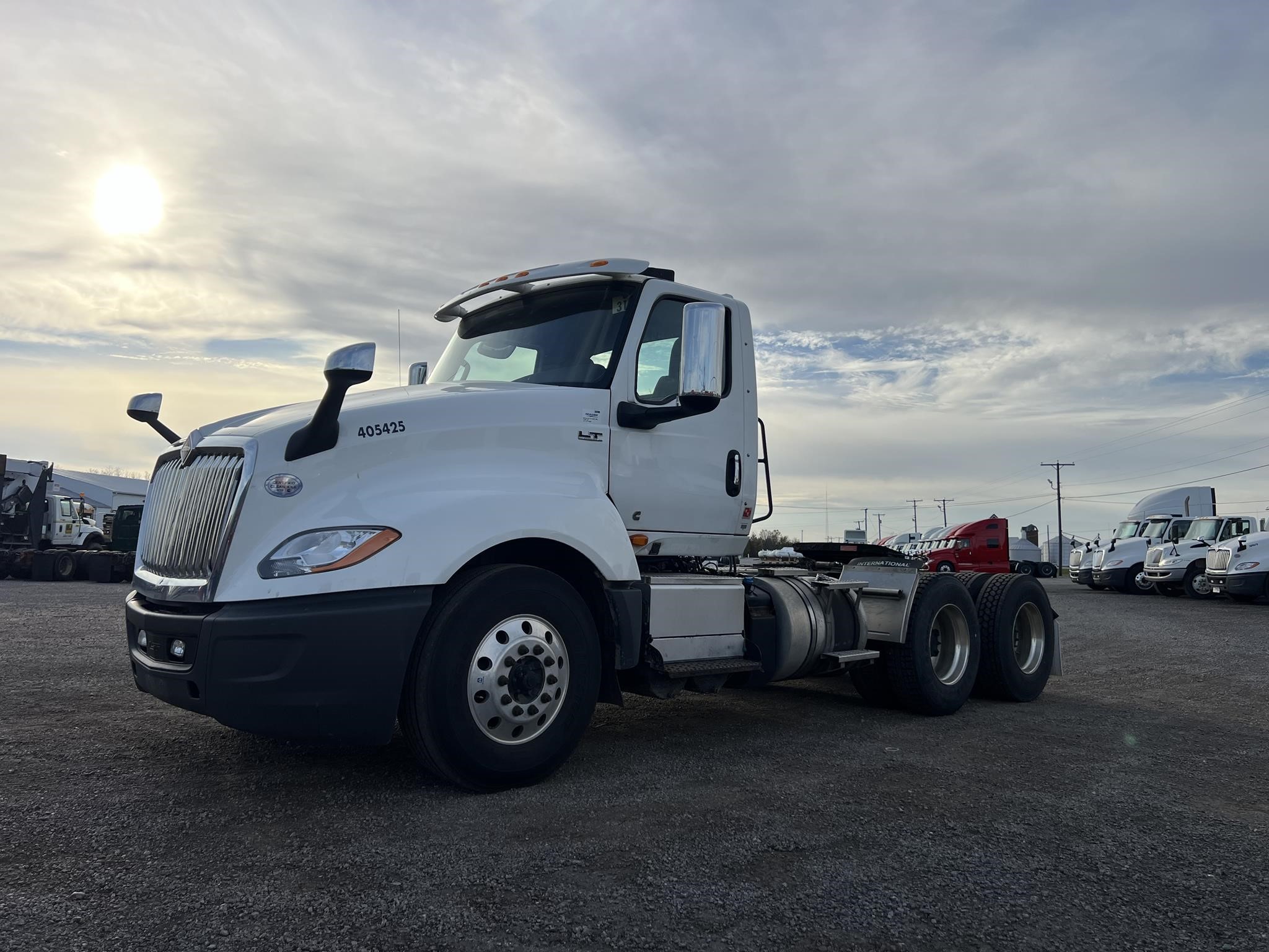 2019 INTERNATIONAL LT - image 2 of 6