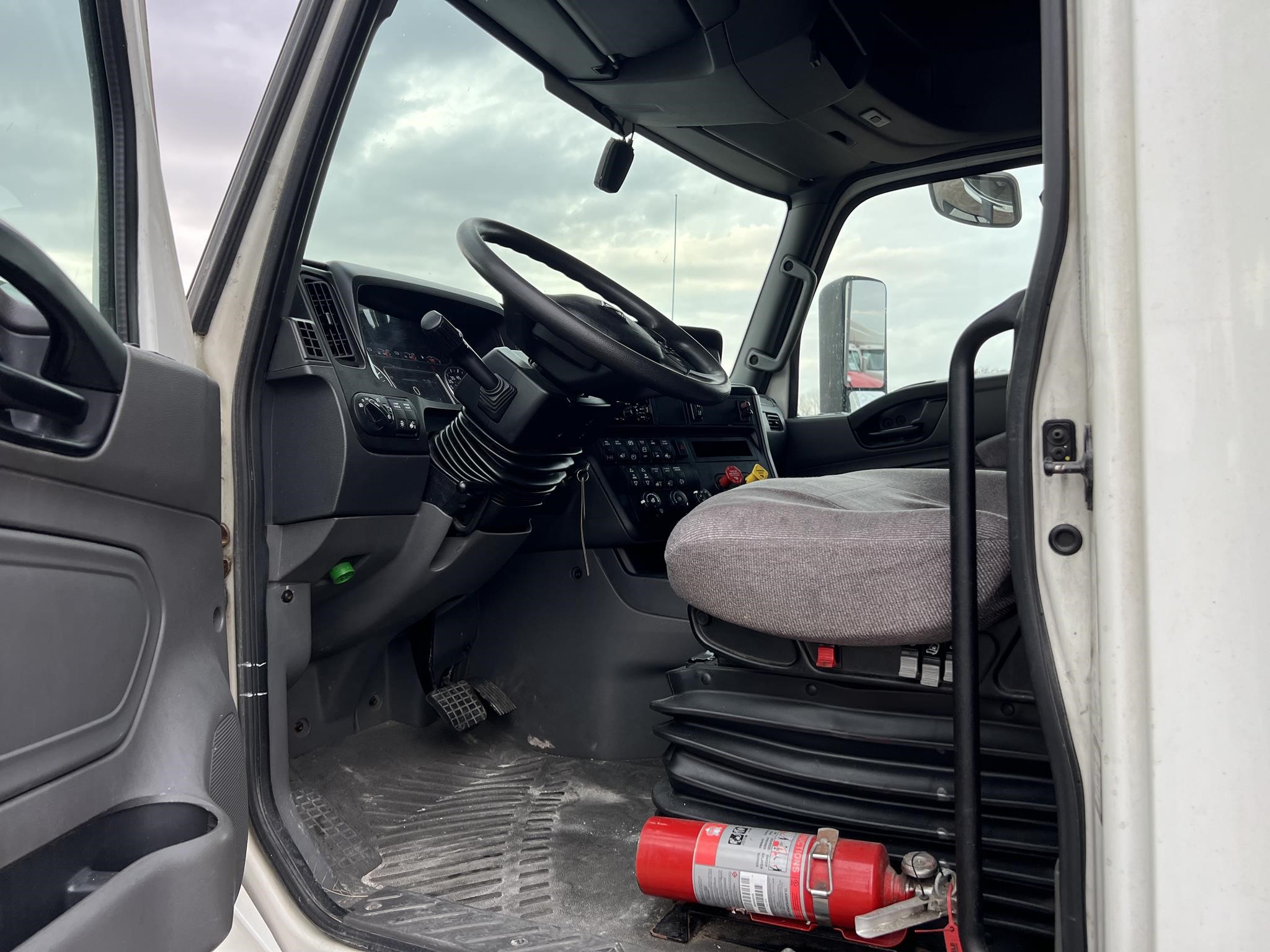 2019 INTERNATIONAL LT - image 3 of 6