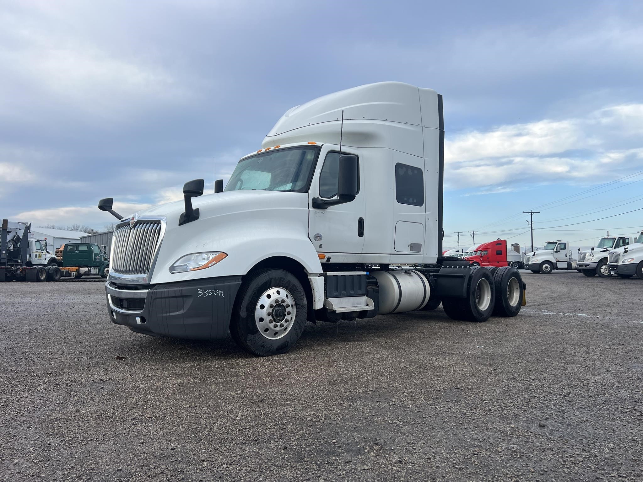 2019 INTERNATIONAL LT - image 1 of 5