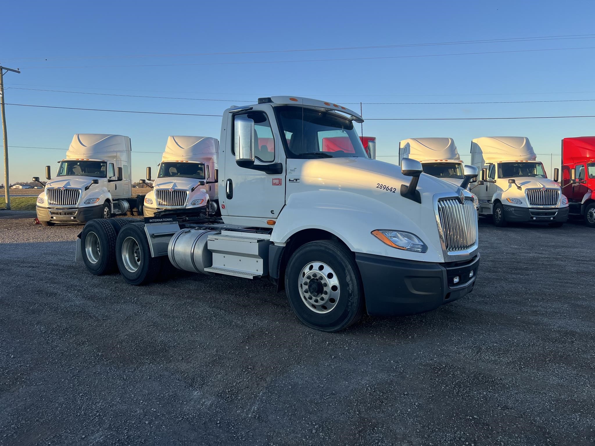 2019 INTERNATIONAL LT - image 2 of 6