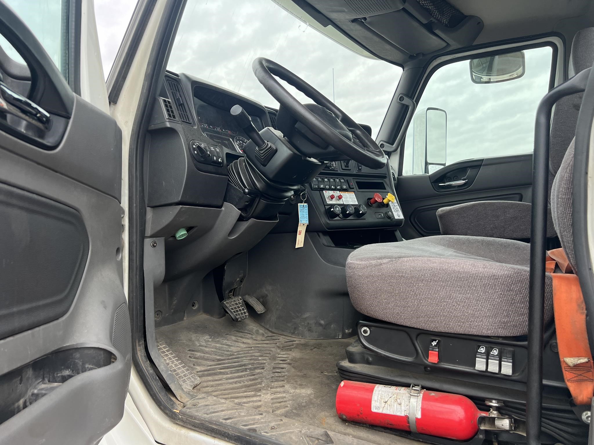 2019 INTERNATIONAL LT - image 3 of 6