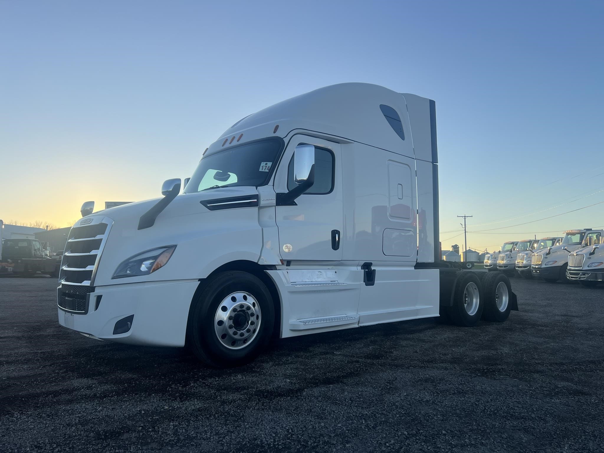 2017 FREIGHTLINER CASCADIA 125 EVOLUTION - image 1 of 3