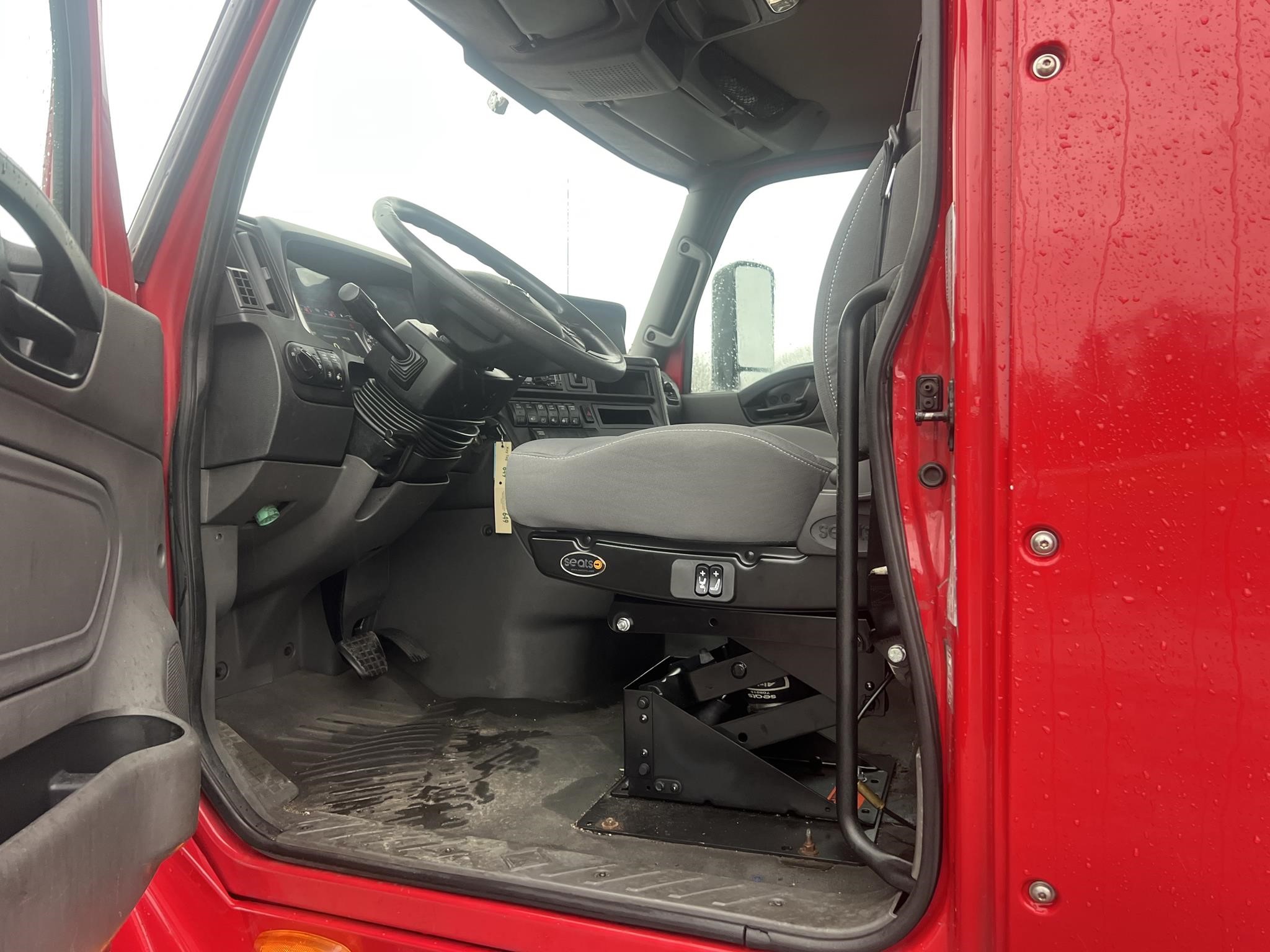 2019 INTERNATIONAL LT - image 6 of 6