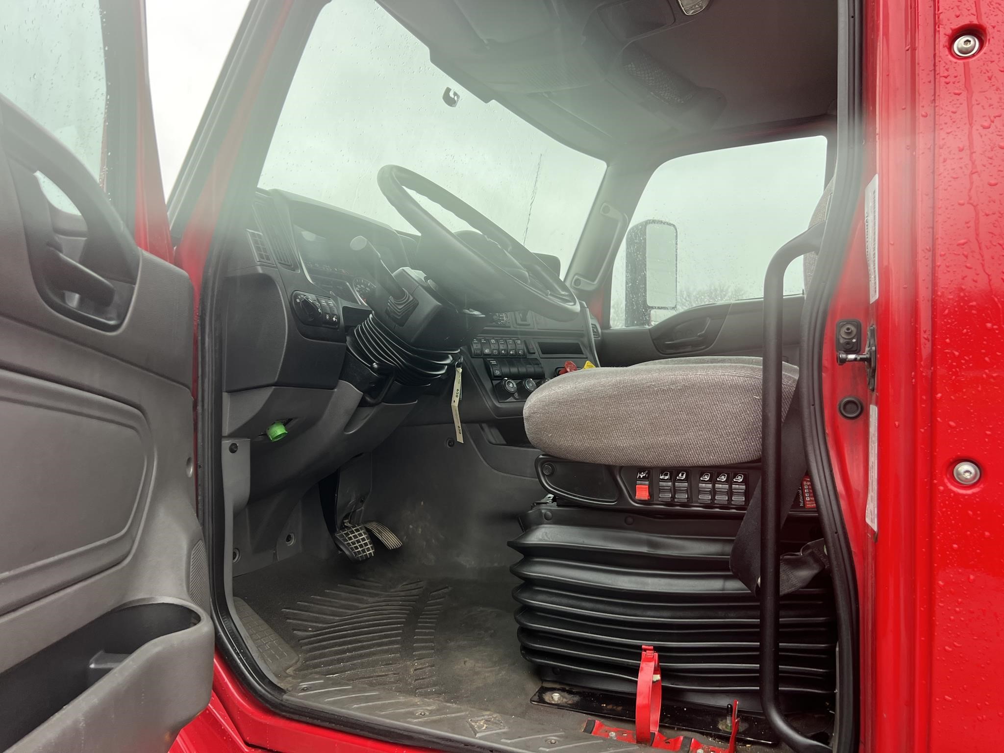 2019 INTERNATIONAL LT - image 5 of 6