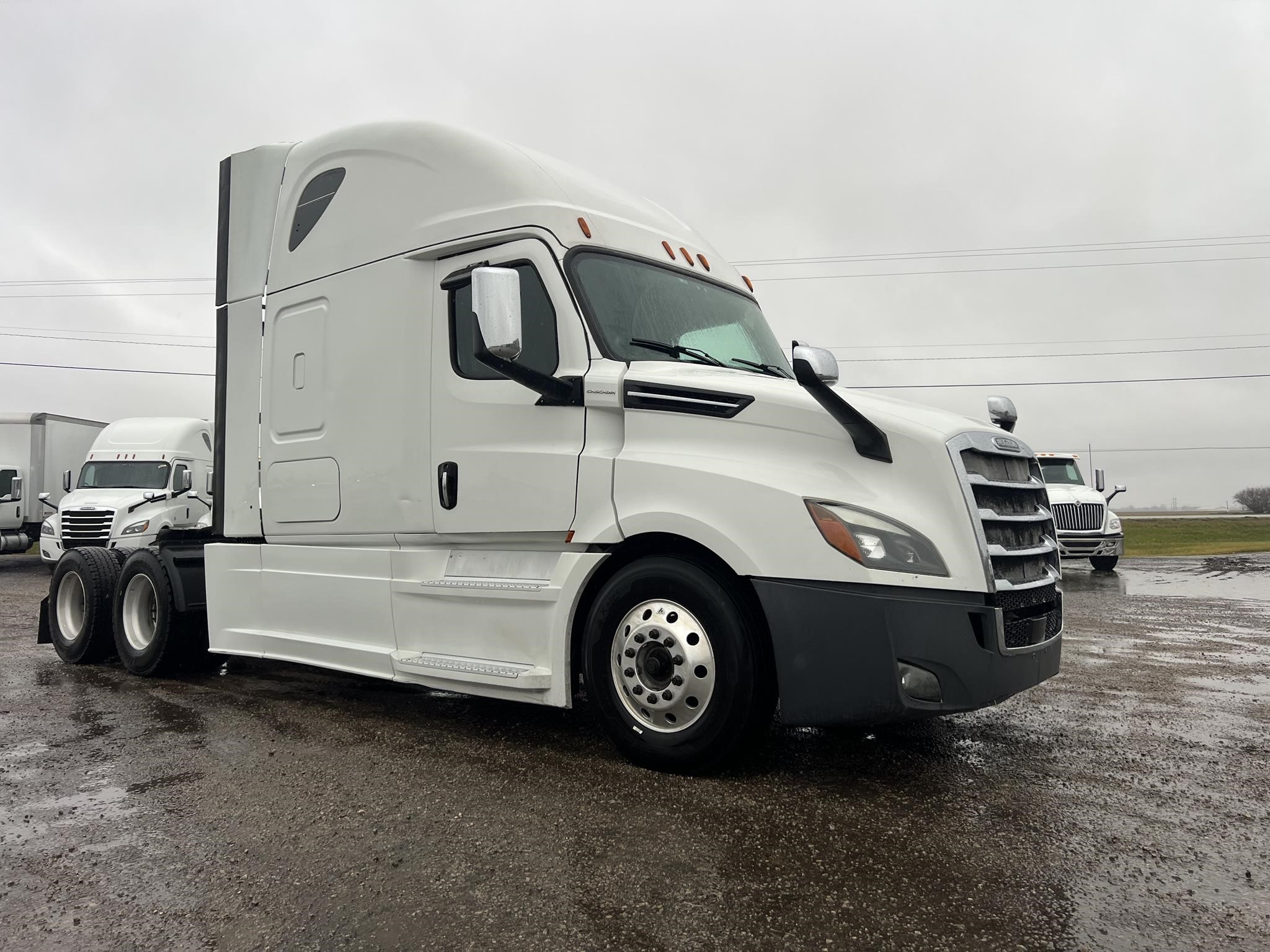 2018 FREIGHTLINER CASCADIA 126 - image 2 of 6