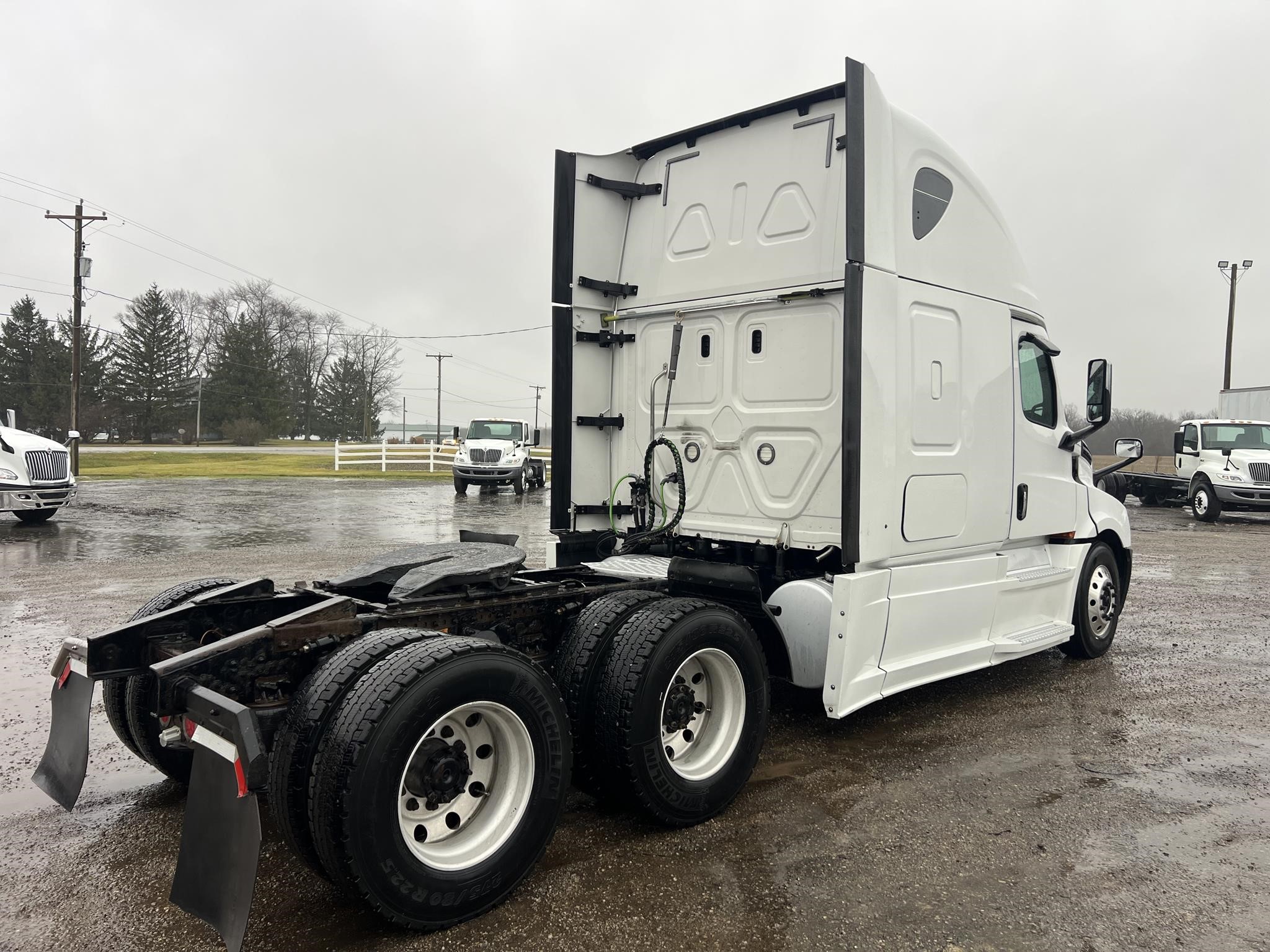 2018 FREIGHTLINER CASCADIA 126 - image 4 of 6