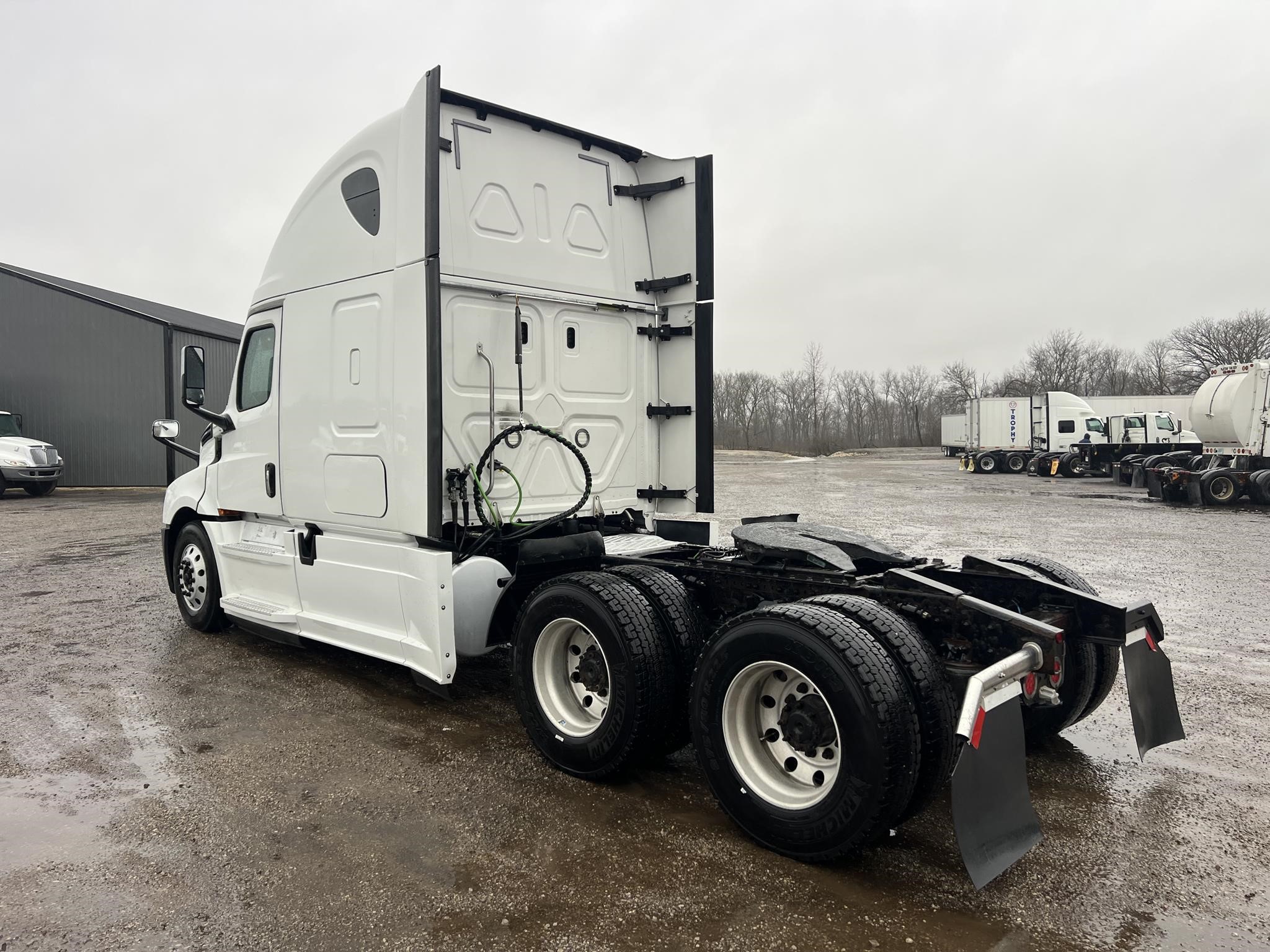 2018 FREIGHTLINER CASCADIA 126 - image 5 of 6