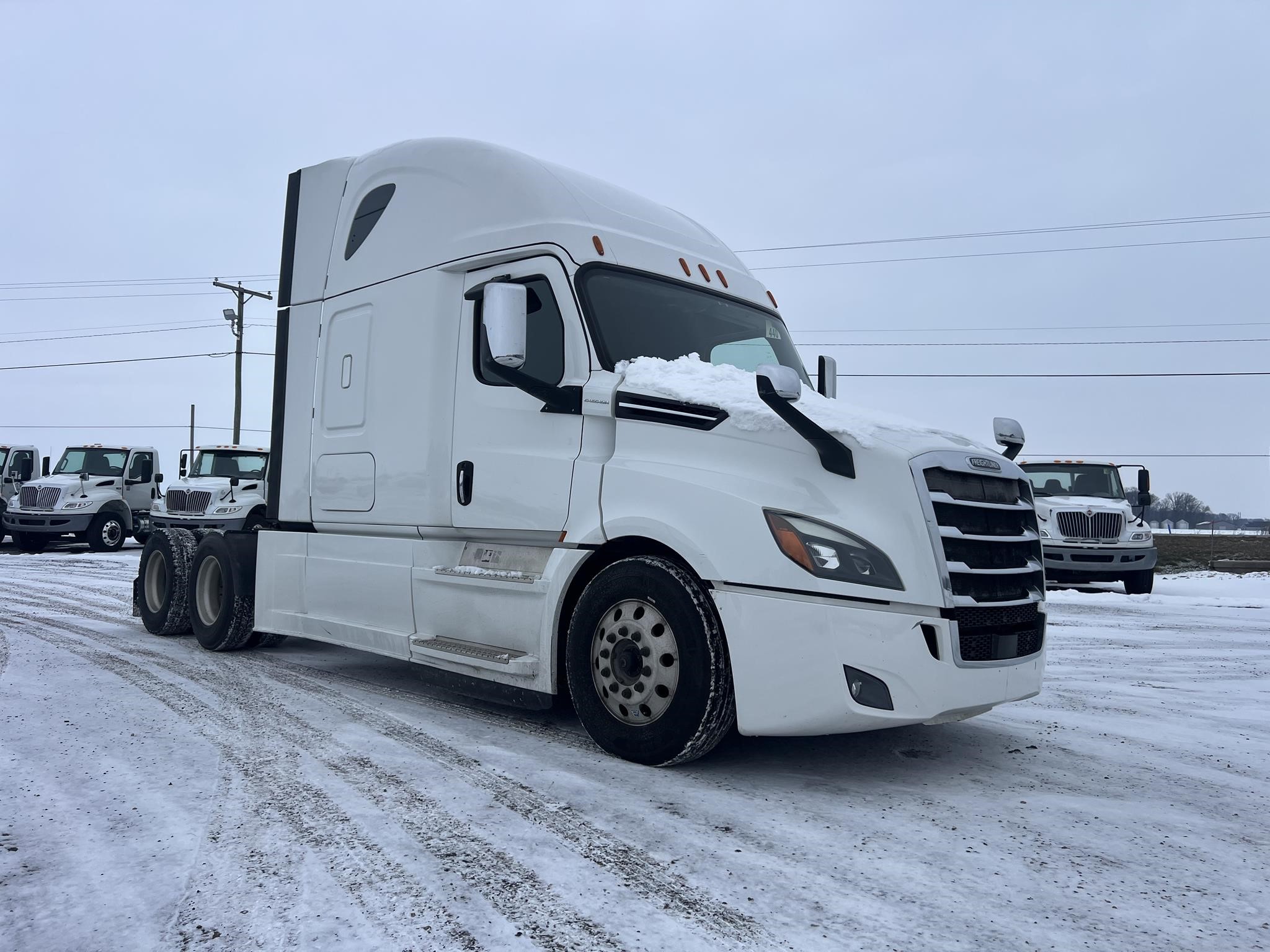 2018 FREIGHTLINER CASCADIA 126 - image 2 of 6