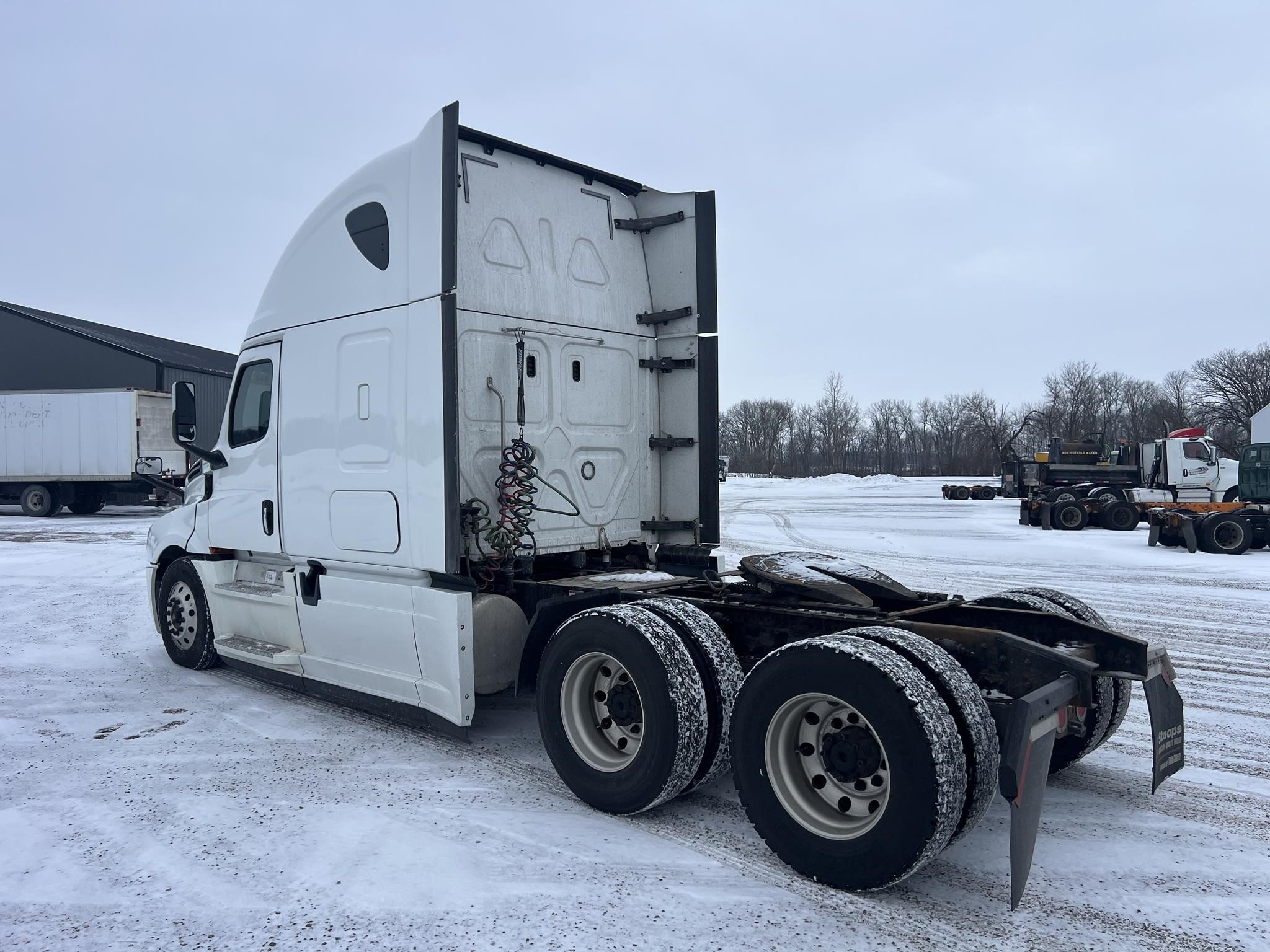 2018 FREIGHTLINER CASCADIA 126 - image 3 of 6